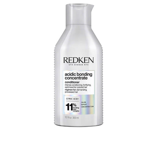 ACIDIC COLOR GLOSS conditioner enhances the shine of your color